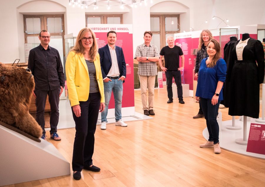 Ein Kuratoren-Team des Kreismuseums erarbeitete die Jubiläumsausstellung „KMW 95 – Objekte des Kreismuseums Wewelsburg, die bis zum 30. August 2020 im Burgsaal der Wewelsburg, bei freiem Eintritt, zu sehen ist. V.l.n.r.: Museumsleiterin Kirsten John-Stucke, Erick Beck, Christopher Horstmann, Reinhard Fromme, Markus Moors, Jörg Piron und Cathrin Tegethoff.  (Foto: Luca Backhaus für das Kreismuseum Wewelsburg).